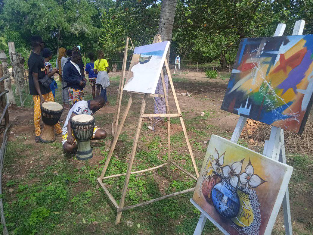 Exposition de tableaux au village des arts, face au stade olympique