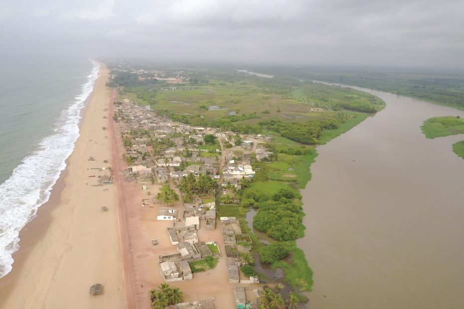 Un panorama pittoresque : îles, prairies marécageuses et mangroves